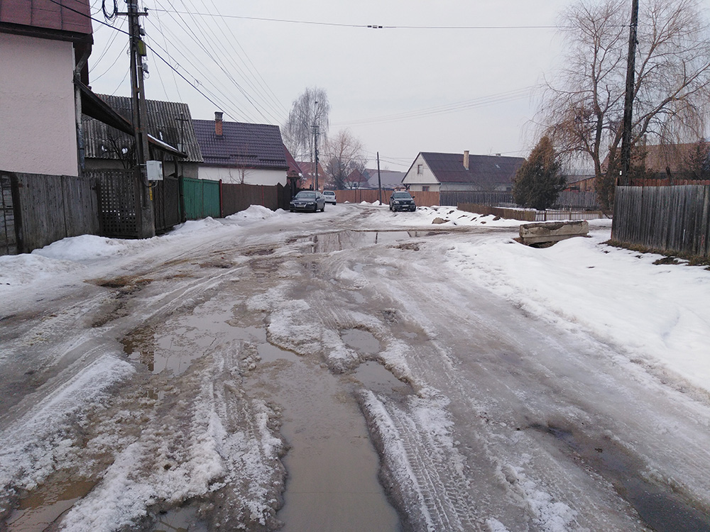 Hidegaszfalttal tömik be  a nagyobb kátyúkat