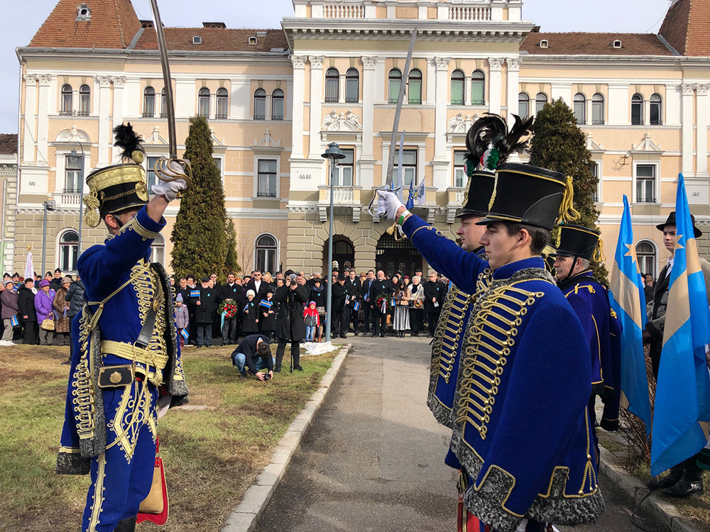 Kezünkbe kell vennünk sorsunkat!