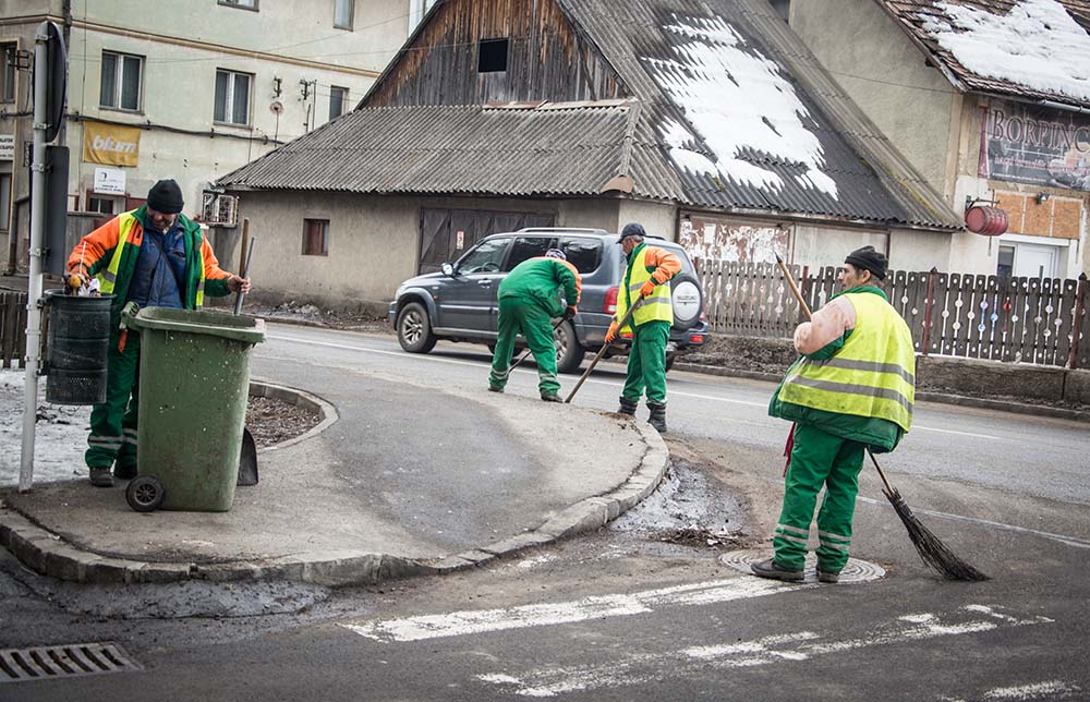 Összeseprik a téli szemetet