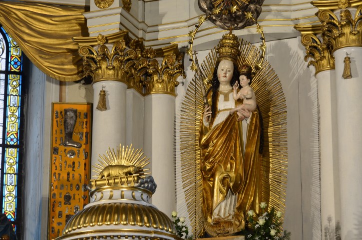 A Nyeregbe szállítják a kegyszobrot