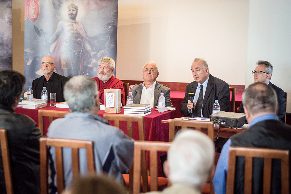 A közelmúlt történelmével foglalkozó kiadványok