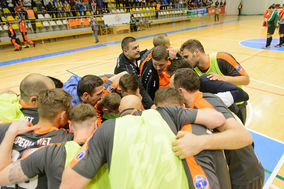 Túllépni az első körön