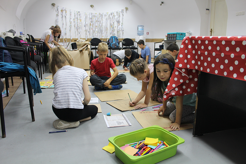 Játszva tanultak a tudósról