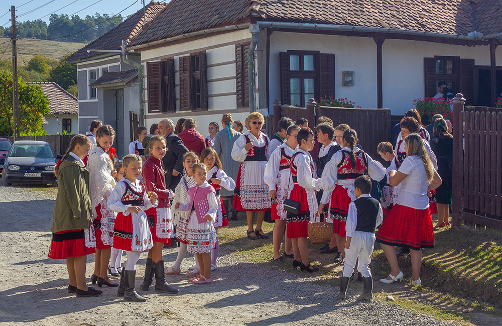 Népi öltözködésről, az egymás és a saját teher hordozásáról