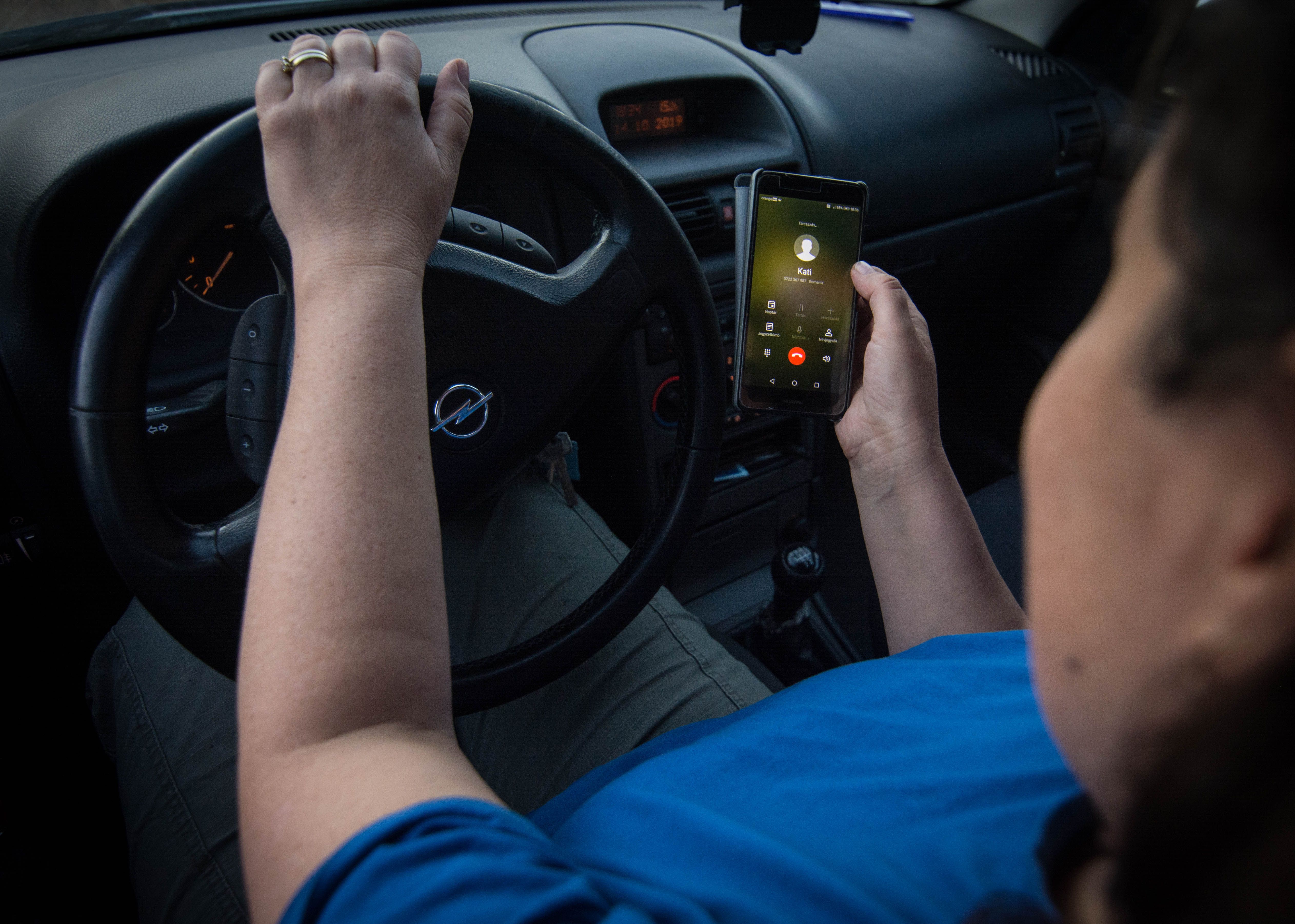 Valóban veszélyes vezetés közben telefonálni: A közúti mobilozás hasznáról és káráról