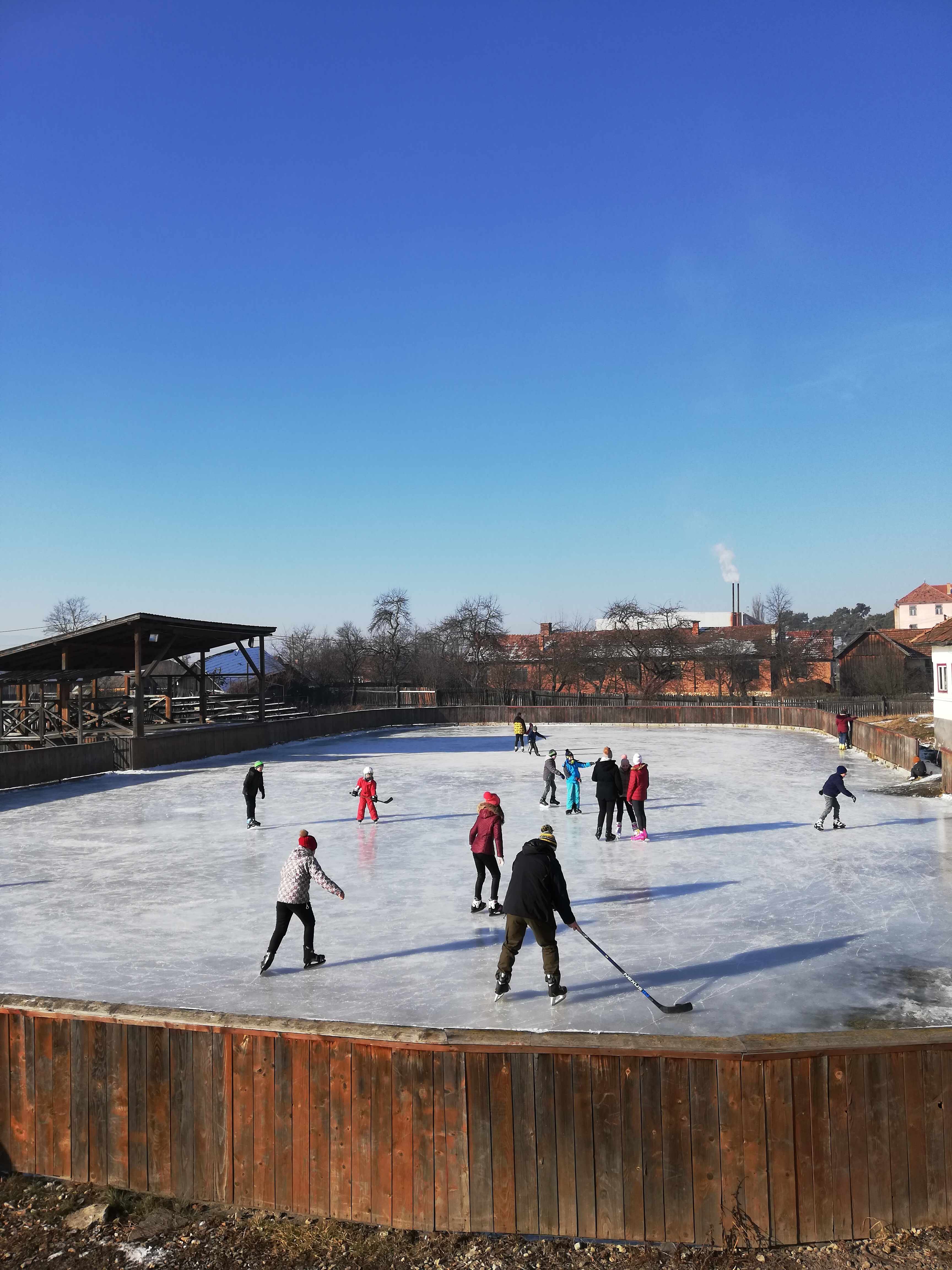 Szabadtéri korcsolyapályák Gyergyószéken: Jeget öntöttek, a tartós hidegben reménykednek