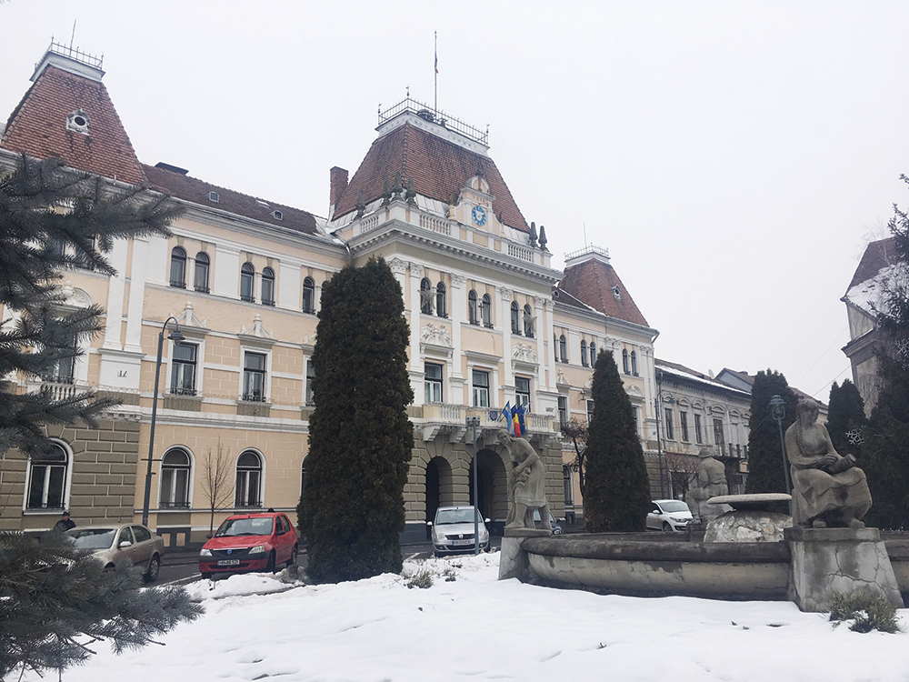 A „magyar” zászlókat kell eltávolítani a székelyudvarhelyi polgármester irodájából