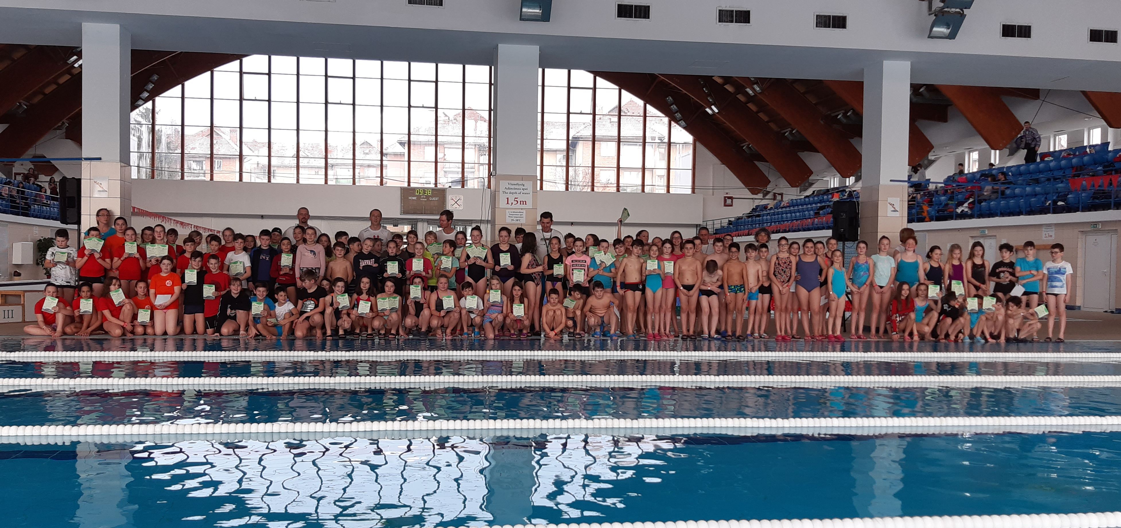 Több mint száz résztvevő: Félév végi úszóversenyt tartottak a csíki diákoknak