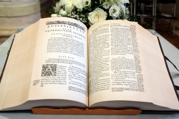 Schmitt Pál támogatásával újabb 800 példányt nyomtattak: Újra kiadták a vizsolyi bibliát