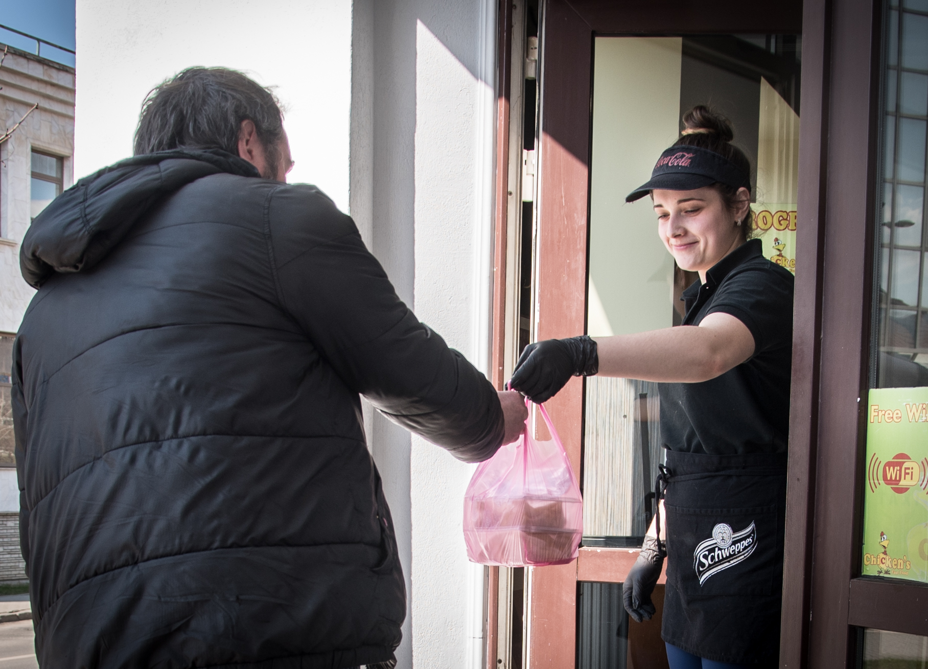 Új intézkedések országos és helyi szinten: A szükségállapot második napja