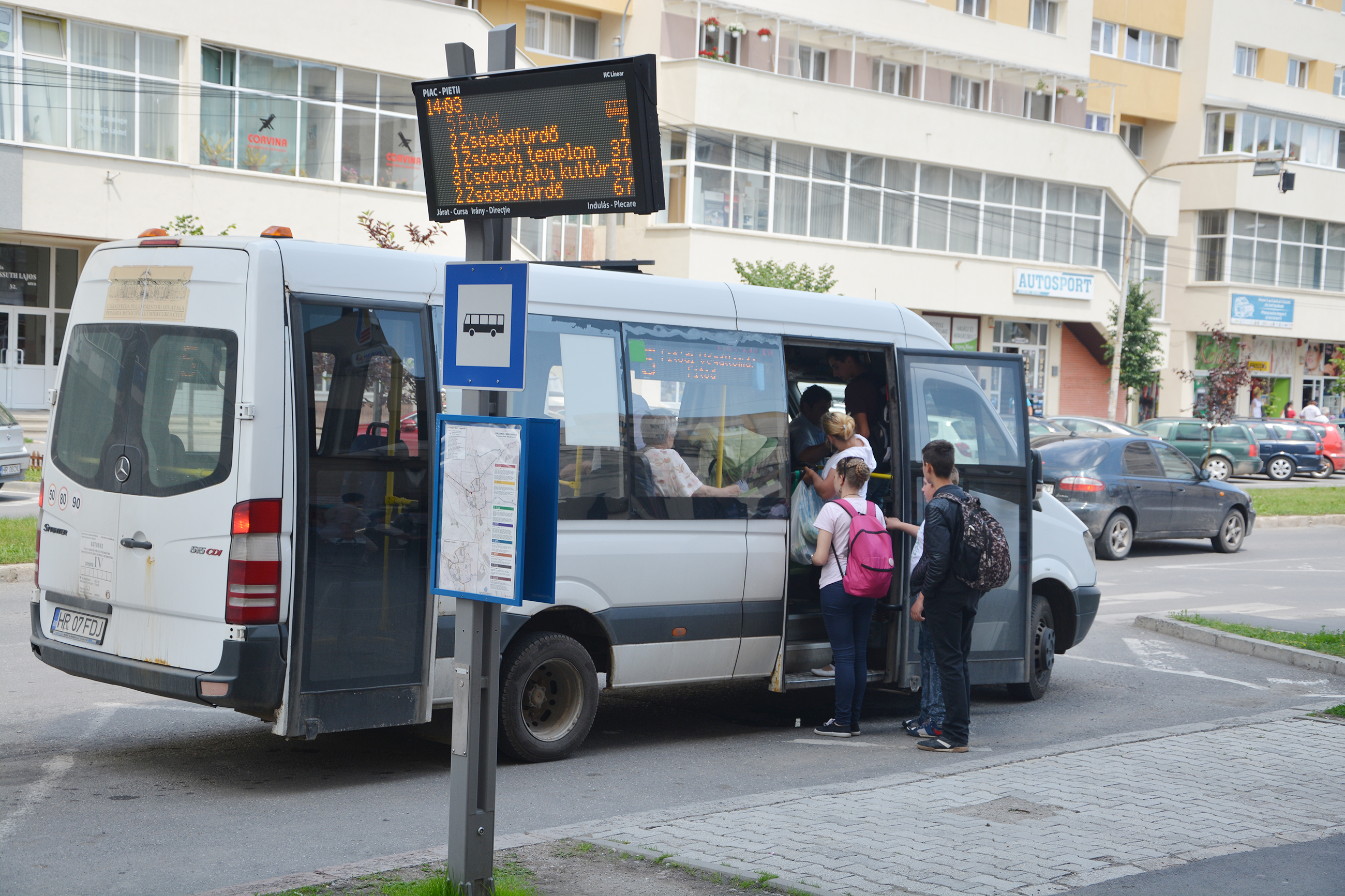A tanulók ingyen utazhatnak az iskolába a közszállítási eszközökön