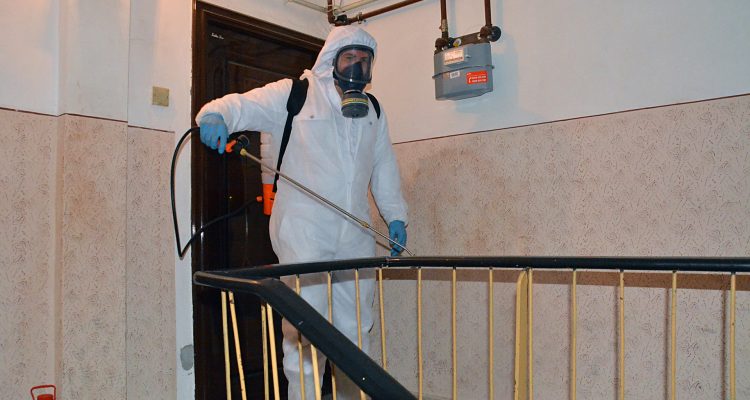 Folytatódik a lépcsőházak fertőtlenítése