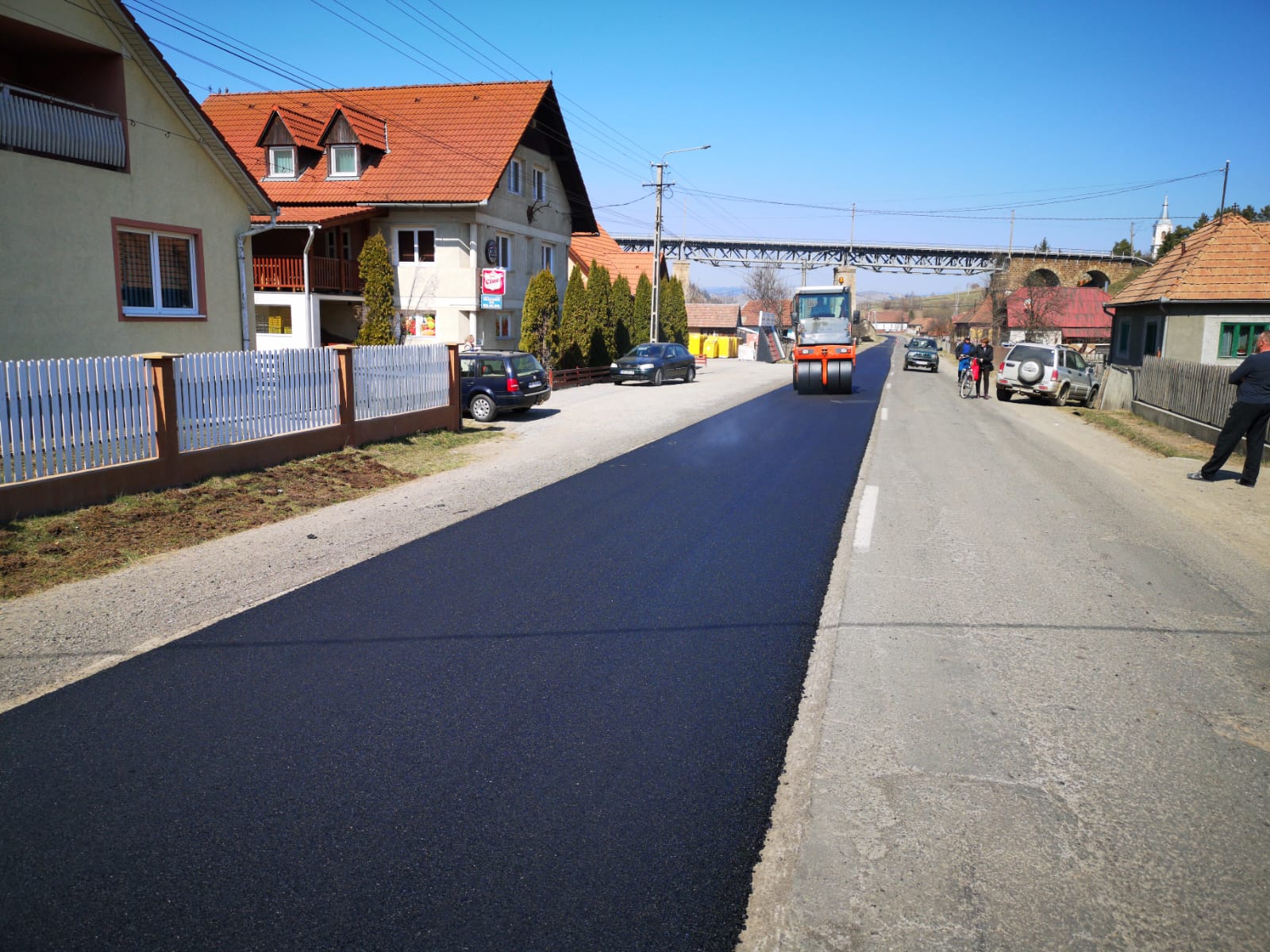 Tizenhét évet kellett várni: új aszfaltszőnyeg a Gyimes völgyében