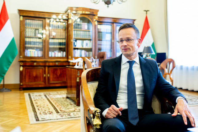 Budapesti hivatalos látogatásra hívta Szijjártó Péter román hivatali kollégáját