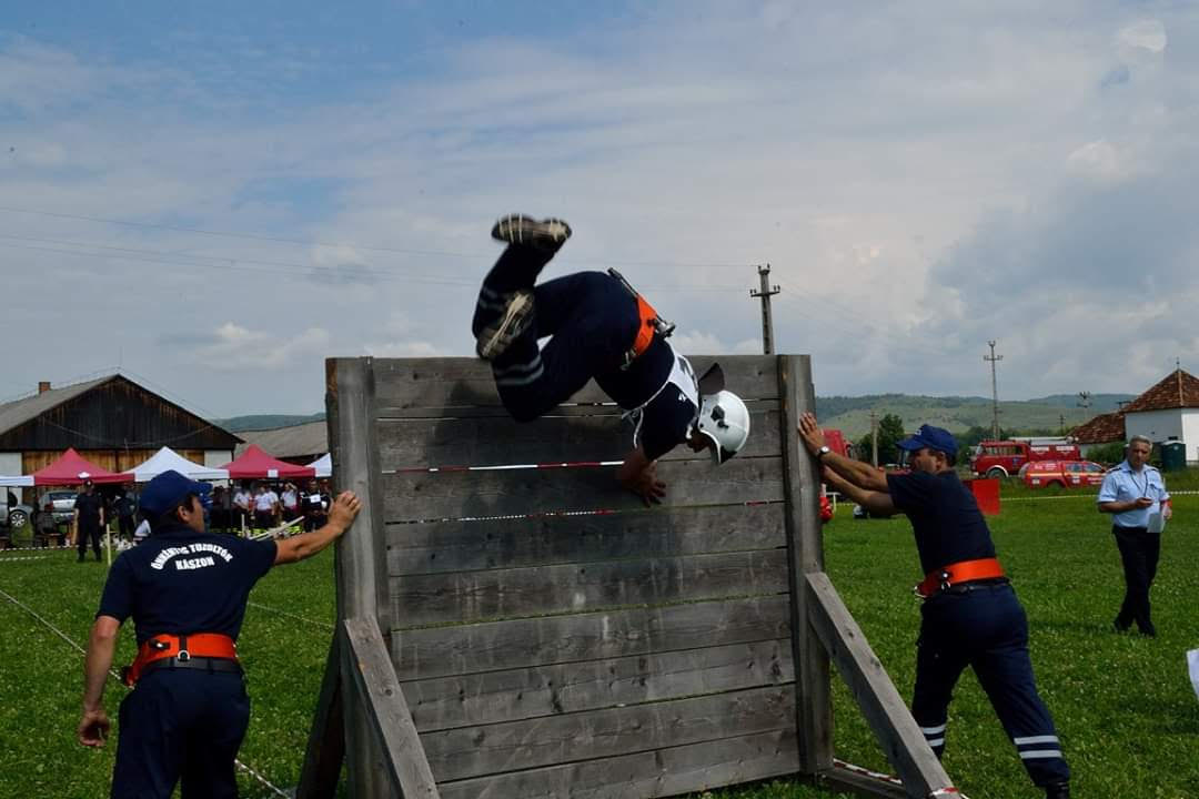 Részt vesznek az idősek segítésében is