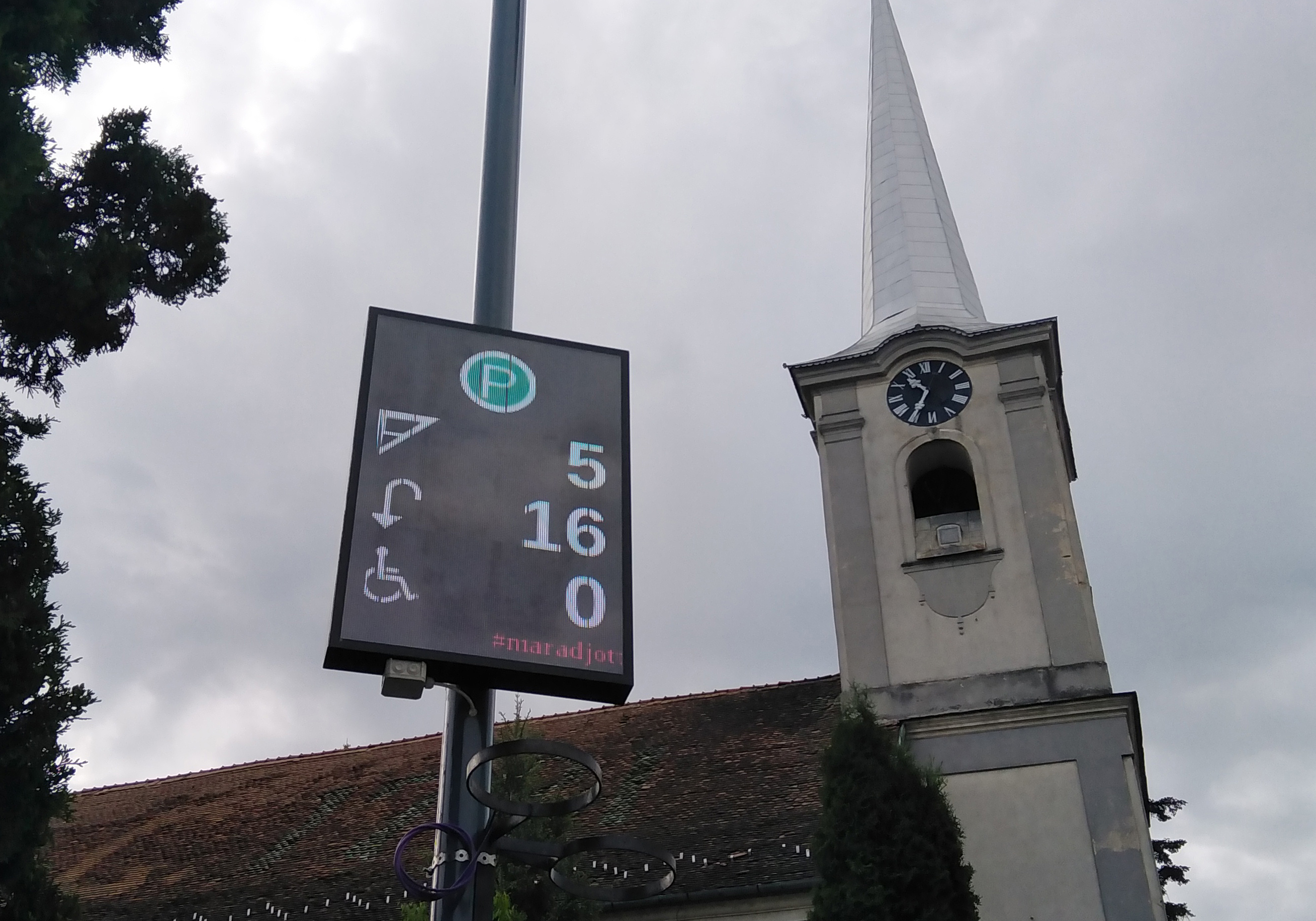 Kijelzőn az üres helyek száma