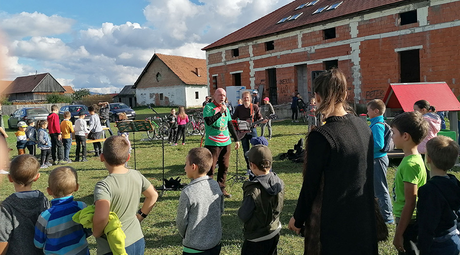 Lehorgonyzott Guszti bárkája