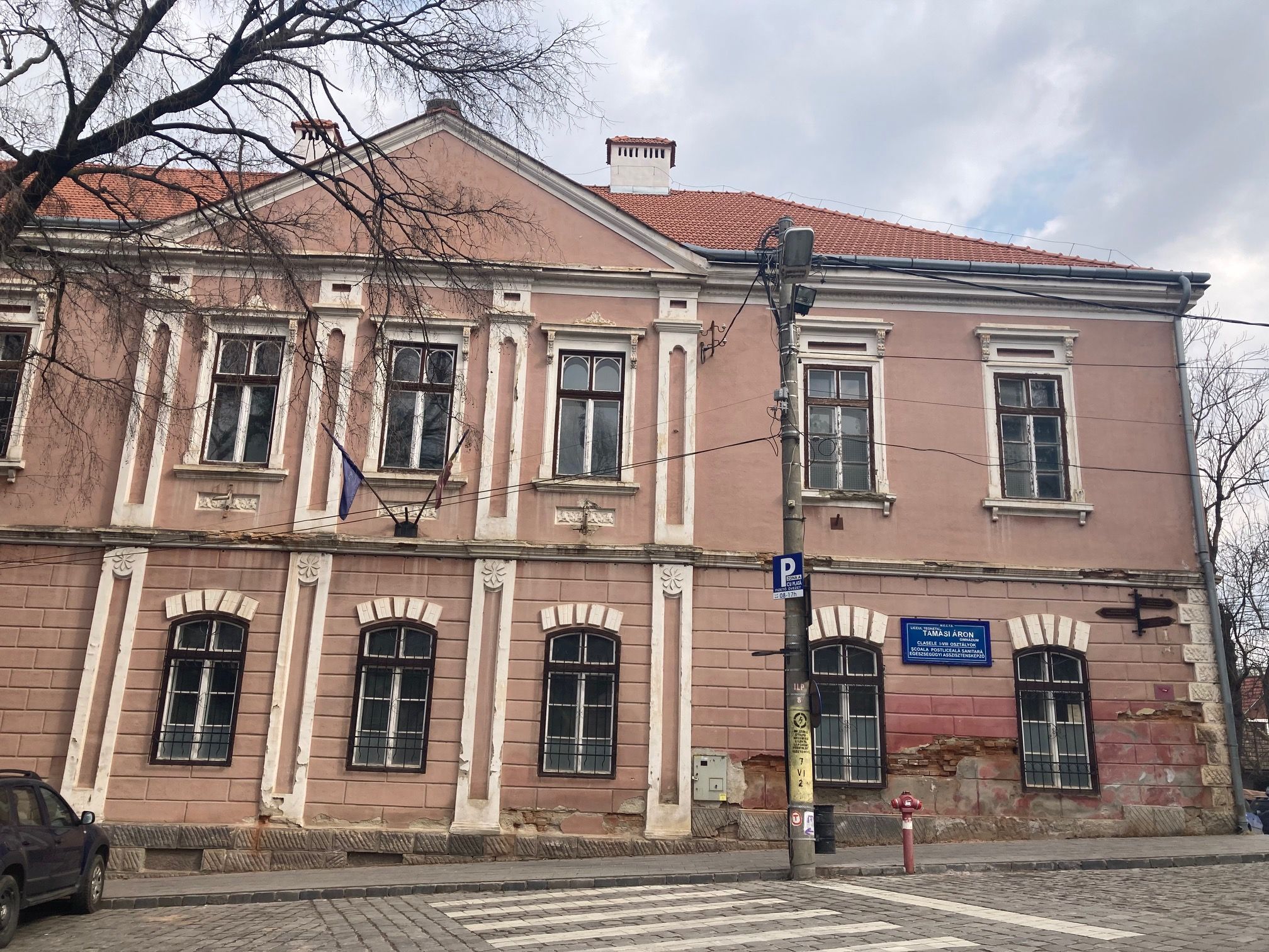 Dolgoznak az egykori zárdán