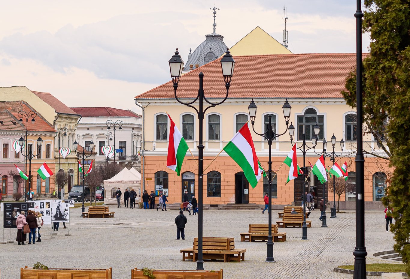 Magyar zászlók: tízezer lejre bírságolták Sepsiszentgyörgy polgármesterét
