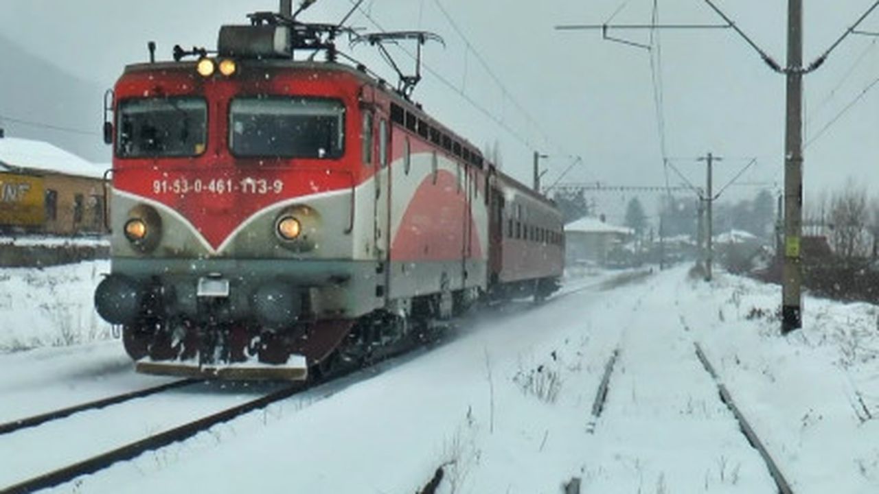 Ág zuhant a mozdony áramszedőjére, állt a vonat Csíkszentdomokos és Marosfő között