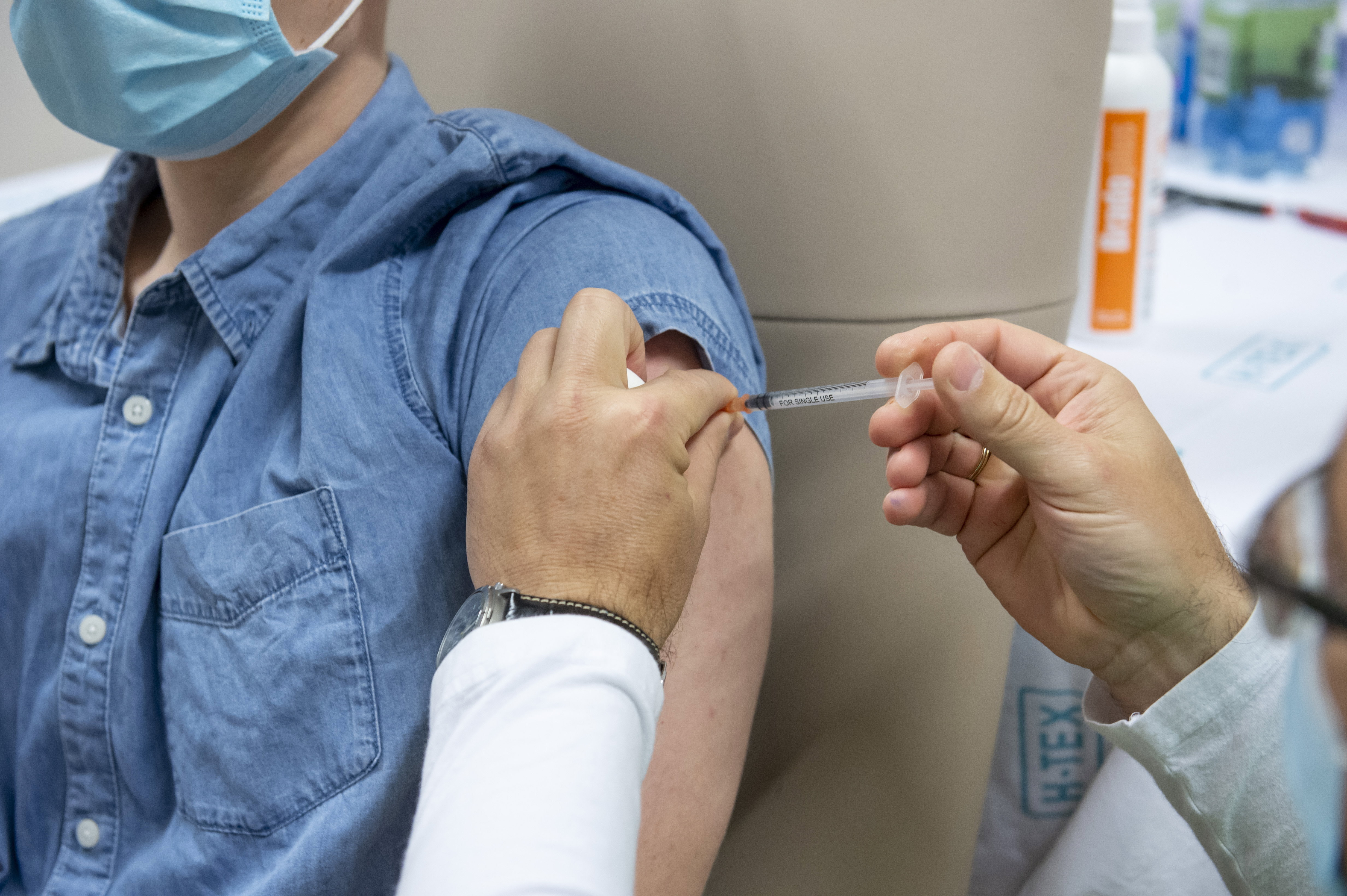 Kiszállási díj jár a családorvosoknak, ha házhoz viszik a vakcinát