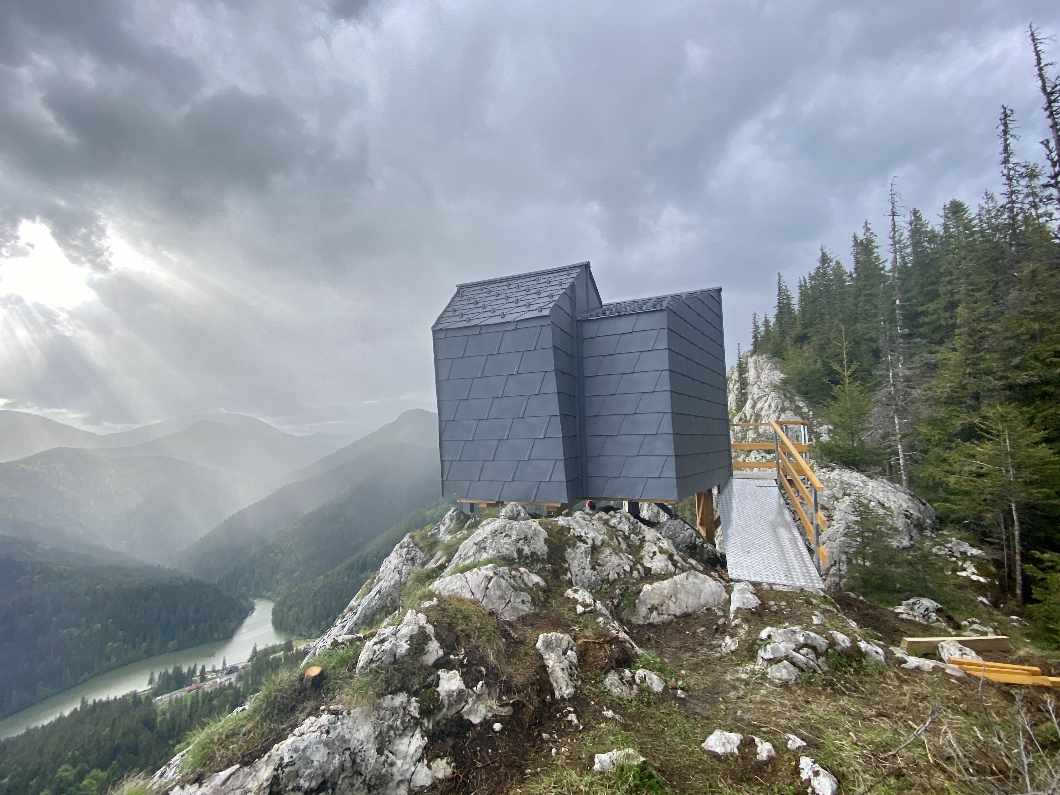 Panorámakabinok a Békás-szoros szikláin