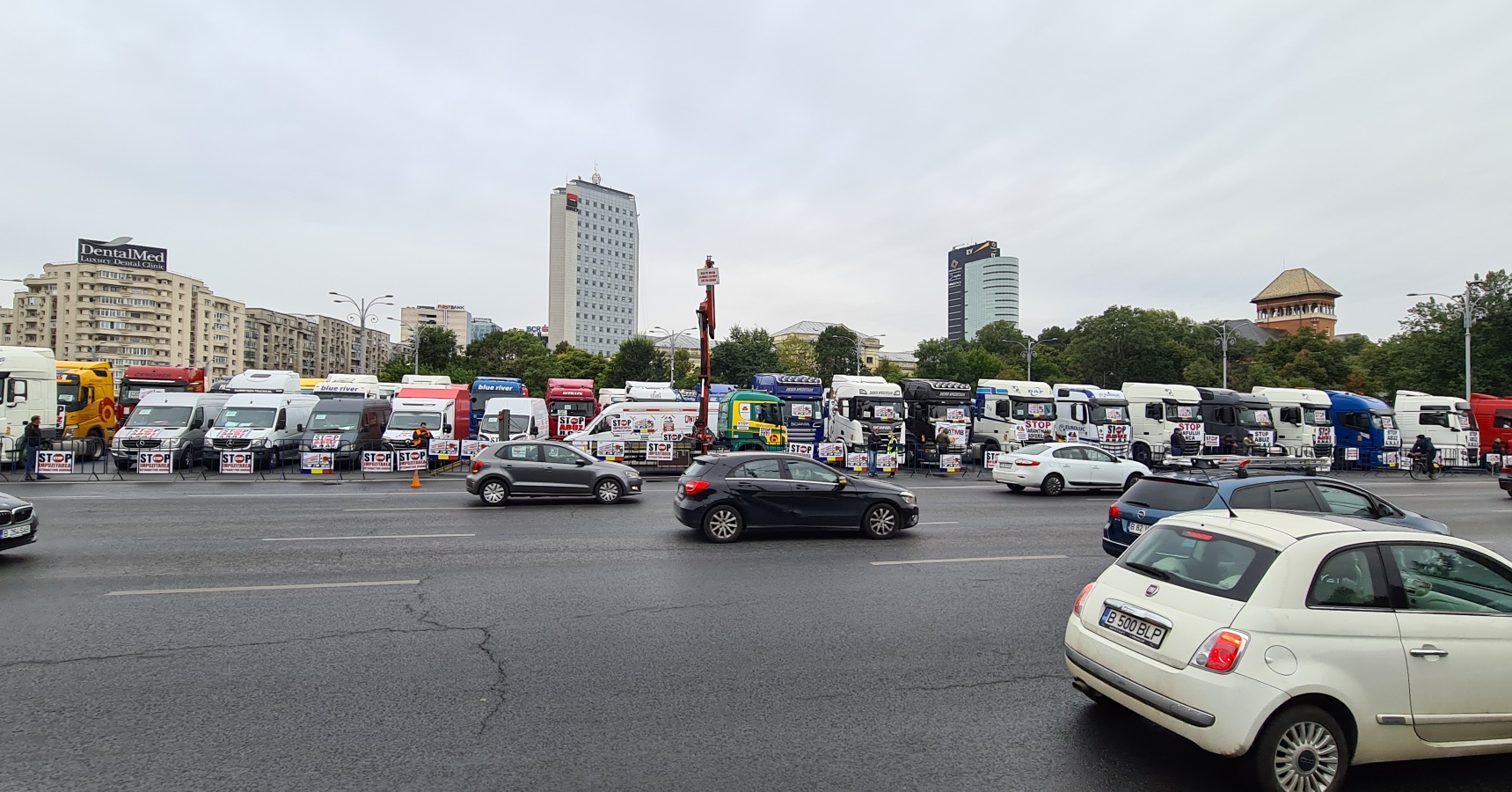 A kormány székhelye előtt tüntetnek a közúti fuvarozók