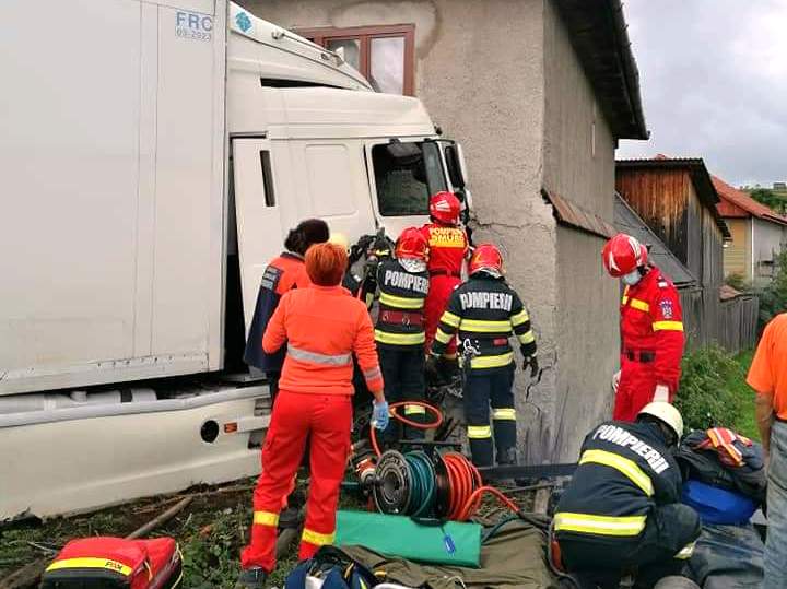 Teherautó ütközött személyautóval, majd egy háznak csapódott