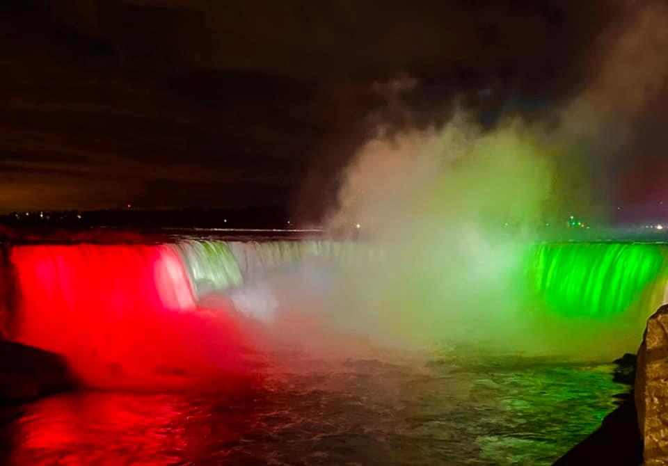 Október 23. – Magyar nemzeti színekben a Niagara