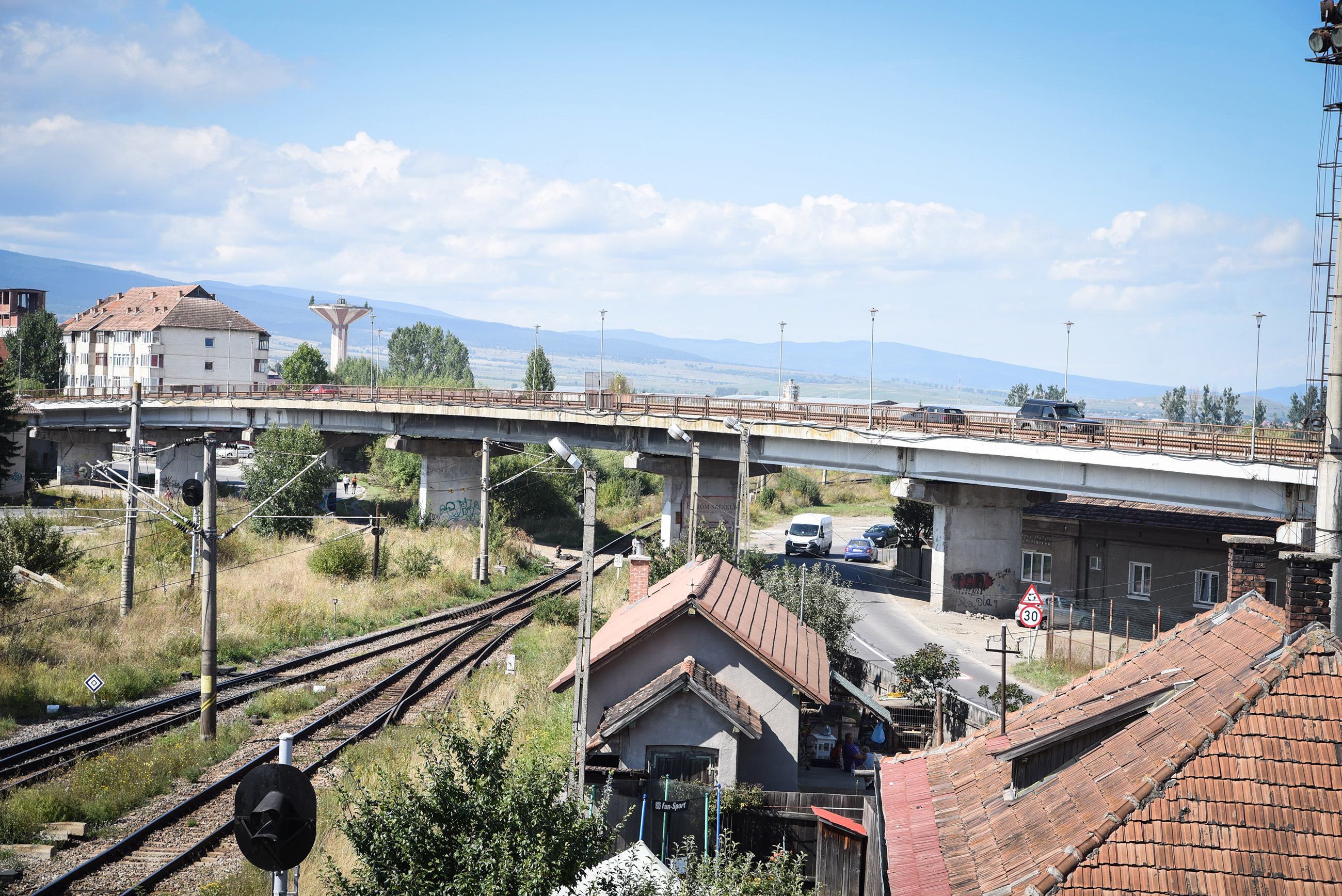 Aláírták a kivitelezési szerződést: felújítják a csíkszeredai vasúti felüljáró hidat