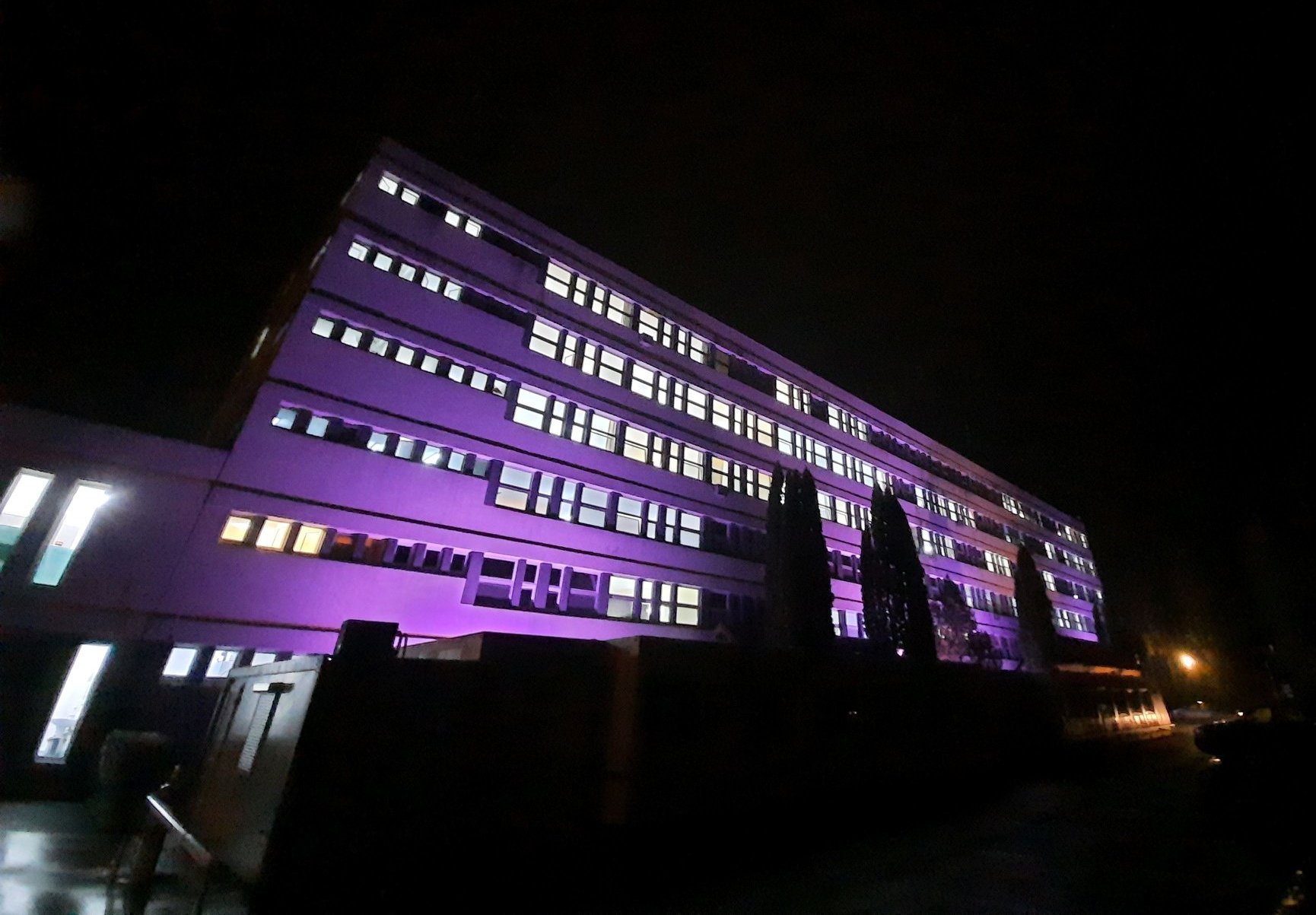 Koraszülöttek világnapja: idén is lila fénnyel világítják meg a megyei kórházat